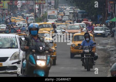 Kalkutta, Indien. Juni 2021. Der Verkehrsrausch während der COVID-induzierten Sperrung in Kalkutta. (Foto von Dipa Chakraborty/Pacific Press) Quelle: Pacific Press Media Production Corp./Alamy Live News Stockfoto