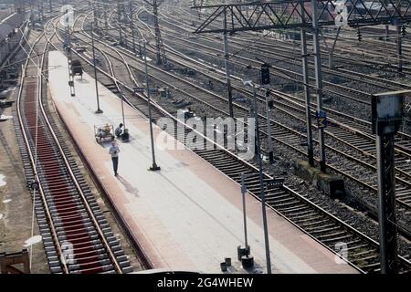 Kalkutta, Indien. Juni 2021. Der Verkehrsrausch während der COVID-induzierten Sperrung in Kalkutta. (Foto von Dipa Chakraborty/Pacific Press) Quelle: Pacific Press Media Production Corp./Alamy Live News Stockfoto