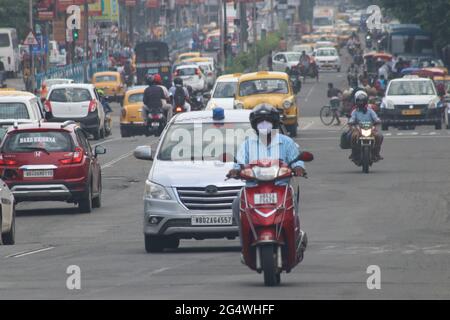 Kalkutta, Indien. Juni 2021. Der Verkehrsrausch während der COVID-induzierten Sperrung in Kalkutta. (Foto von Dipa Chakraborty/Pacific Press) Quelle: Pacific Press Media Production Corp./Alamy Live News Stockfoto