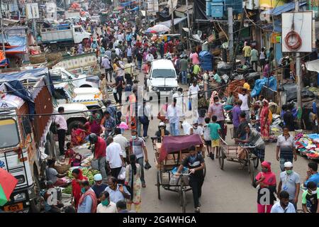 Kalkutta, Indien. Juni 2021. Der Verkehrsrausch während der COVID-induzierten Sperrung in Kalkutta. (Foto von Dipa Chakraborty/Pacific Press) Quelle: Pacific Press Media Production Corp./Alamy Live News Stockfoto
