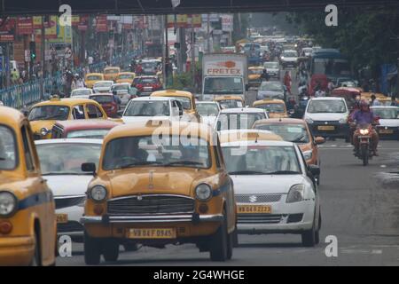 Kalkutta, Indien. Juni 2021. Der Verkehrsrausch während der COVID-induzierten Sperrung in Kalkutta. (Foto von Dipa Chakraborty/Pacific Press) Quelle: Pacific Press Media Production Corp./Alamy Live News Stockfoto