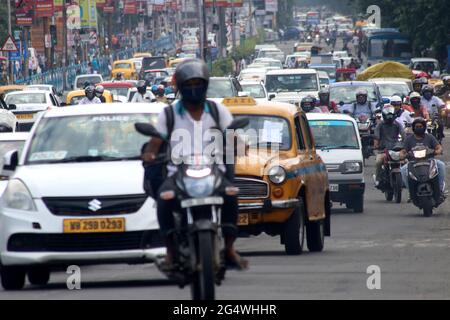 Kalkutta, Indien. Juni 2021. Der Verkehrsrausch während der COVID-induzierten Sperrung in Kalkutta. (Foto von Dipa Chakraborty/Pacific Press) Quelle: Pacific Press Media Production Corp./Alamy Live News Stockfoto