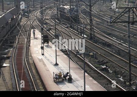 Kalkutta, Indien. Juni 2021. Der Verkehrsrausch während der COVID-induzierten Sperrung in Kalkutta. (Foto von Dipa Chakraborty/Pacific Press) Quelle: Pacific Press Media Production Corp./Alamy Live News Stockfoto