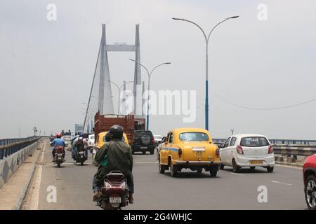 Kalkutta, Indien. Juni 2021. Der Verkehrsrausch während der COVID-induzierten Sperrung in Kalkutta. (Foto von Dipa Chakraborty/Pacific Press) Quelle: Pacific Press Media Production Corp./Alamy Live News Stockfoto