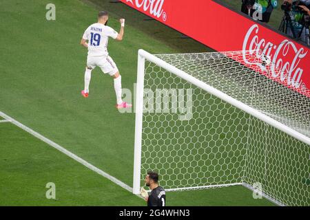 Frankreichs Stürmer Karim Benzema feiert beim UEFA Euro 2020 Championship Group F Spiel zwischen Frankreich und Portugal in der Puskas Arena am 23. Juni 2021 in Budapest, Ungarn, einen Elfmeter. Foto von David Niviere/ABACAPRESS.COM Stockfoto