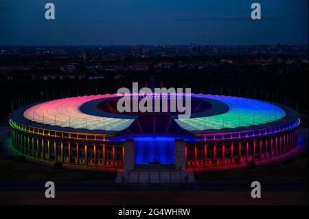 Berlin, Deutschland. Juni 2021. Fußball: Europameisterschaft, Deutschland - Ungarn, Vorrunde, Gruppe F, Spieltag 3: Das Olympiastadion in Berlin leuchtet während des Spiels in Regenbogenfarben. Quelle: Christophe Gateau/dpa/Alamy Live News Stockfoto