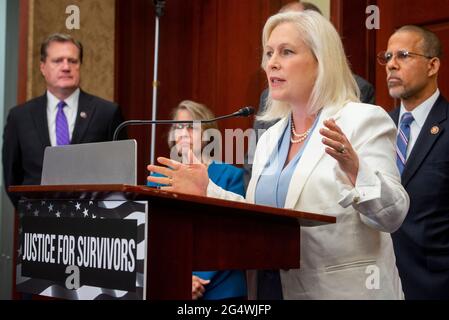 Washington, Vereinigte Staaten Von Amerika. Juni 2021. Die US-Senatorin Kirsten Gillibrand (Demokratin von New York) hält während einer Pressekonferenz zur Einführung des Vanessa Guillén Military Justice Improvement and Moraining Prevention Act am Mittwoch, den 23. Juni, im US-Kapitol in Washington, DC, eine Rede. 2021. Kredit: Rod Lampey/CNP/Sipa USA Kredit: SIPA USA/Alamy Live News Stockfoto