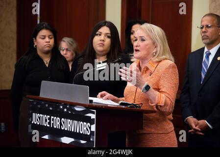 Washington, Vereinigte Staaten Von Amerika. Juni 2021. Vanessa Guilléns Schwestern Lupe, links, und Mayra, Mitte, hören zu, während die US-Vertreterin Sylvia Garcia (Demokratin von Texas) während einer Pressekonferenz zur Einführung des Vanessa Guillén Military Justice Improvement and Proprovening Prevention Act am Mittwoch, den 23. Juni, im US-Kapitol in Washington, DC, 2021. Kredit: Rod Lampey/CNP/Sipa USA Kredit: SIPA USA/Alamy Live News Stockfoto