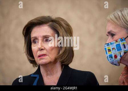 Washington, Vereinigte Staaten Von Amerika. Juni 2021. Das Repräsentantenhaus der Vereinigten Staaten, Nancy Pelosi (Demokratin von Kalifornien), spricht im Rahmen einer Pressekonferenz mit der US-amerikanischen Vertreterin Sylvia Garcia (Demokratin von Texas), rechts, zur Einführung des Vanessa Guillén Military Justice Improvement and Moraining Prevention Act, im US-Kapitol, in Washington, DC, am Mittwoch, den 23. Juni, 2021. Kredit: Rod Lampey/CNP/Sipa USA Kredit: SIPA USA/Alamy Live News Stockfoto