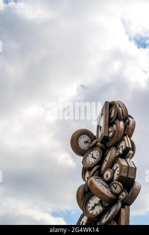 26.07.2016, Paris, Frankreich. Gare Saint-Lazare, Cour du havre, Skulptur von Arman, L'Heure de tous Stockfoto