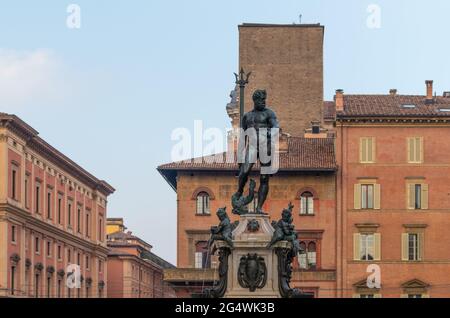 09.02.18 Bologna, Italien: Wunderbar rekonstruierte Bronzeskulptur, fontana di Nettuno auf der Piazza Maggiore Stockfoto