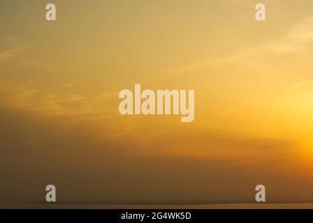 Natürlicher orangefarbener Hintergrund und eine Tapete eines Sonnenuntergangshimmels Stockfoto