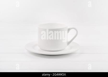 Leere weiße Keramikplatte und Tasse Stockfoto