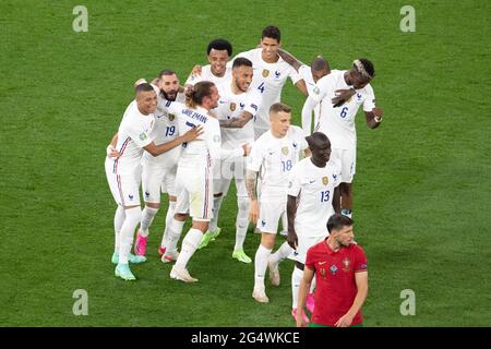 Frankreichs Stürmer Karim Benzema feiert sein zweites Tor mit seinen Teamkollegen während des UEFA Euro 2020 Championship Group F-Spiels zwischen Frankreich und Portugal in der Puskas Arena, am 23. Juni 2021 in Budapest, Ungarn. Foto von David Niviere/ABACAPRESS.COM Stockfoto