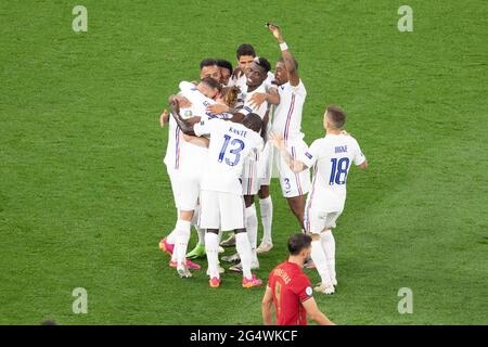 Frankreichs Stürmer Karim Benzema feiert sein zweites Tor mit seinen Teamkollegen während des UEFA Euro 2020 Championship Group F-Spiels zwischen Frankreich und Portugal in der Puskas Arena, am 23. Juni 2021 in Budapest, Ungarn. Foto von David Niviere/ABACAPRESS.COM Stockfoto