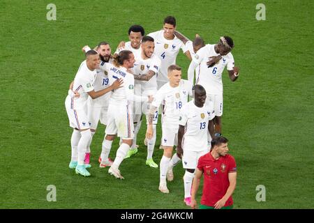 Frankreichs Stürmer Karim Benzema feiert sein zweites Tor mit seinen Teamkollegen während des UEFA Euro 2020 Championship Group F-Spiels zwischen Frankreich und Portugal in der Puskas Arena, am 23. Juni 2021 in Budapest, Ungarn. Foto von David Niviere/ABACAPRESS.COM Stockfoto