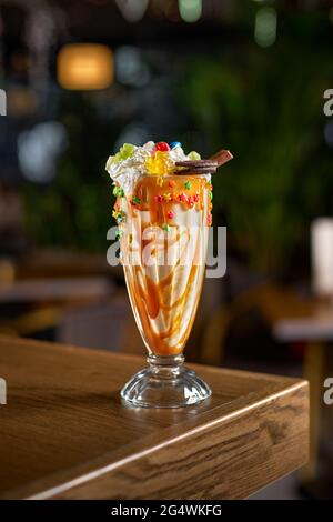 Crazy Shake auf der Oberseite mit Marmelade und Süßigkeiten Stockfoto