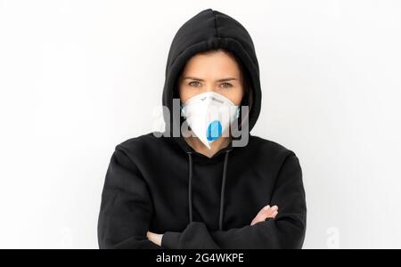 Porträt einer Frau mit medizinischer Maske Stockfoto