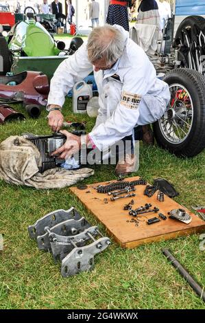 Rennmechaniker mit abgezossenem Motor beim Goodwood Revival 2011, West Sussex, Großbritannien. Stockfoto