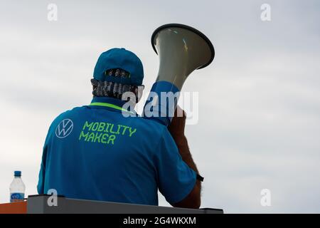 München, Deutschland. Juni 2021. Volunteer mit Megaphon bei der UEFA EURO 2020 Stadt München am Tag Deutschlands / Ungarn Quelle: SPP Sport Pressefoto. /Alamy Live News Stockfoto