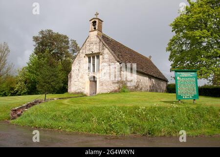 Alte kleine Kirche von St. James (1083), Tytherington, Wylye Valley, Warminster, Wiltshire, England Stockfoto