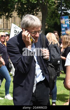 London, Großbritannien. Juni 2021. Simon Calder, Reisejournalist, schließt sich dem Protest an. Protest der Reisebranche in Westminster über Reisebeschränkungen durch Coronavirus. Kredit: JOHNNY ARMSTEAD/Alamy Live Nachrichten Stockfoto