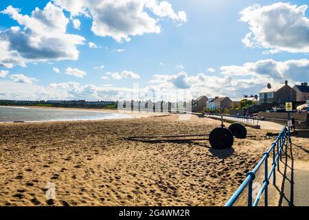 Blick auf den Strand von der Promenade in Newbiggin-by-the-Sea Stockfoto