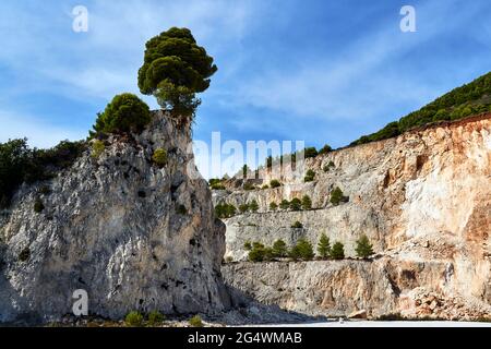 Felsen und Bäume in einem verlassenen Steinbruch auf der Insel Zakynthos in Griechenland Stockfoto