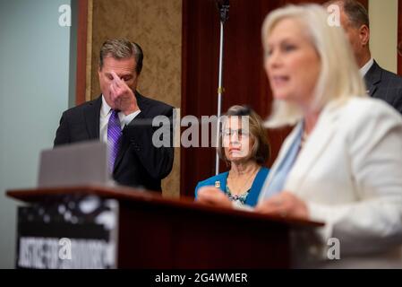 Der US-Repräsentant Mike Turner (Republikaner von Ohio), links, wischt sich Tränen aus den Augen, während die US-Senatorin Kirsten Gillibrand (Demokratin von New York) während einer Pressekonferenz zur Einführung des Vanessa Guillén Military Justice Improvement and Moraining Prevention Act am Mittwoch im US-Kapitol in Washington, DC, Juni 23, 2021. Kredit: Rod Lamkey/CNP /MediaPunch Stockfoto