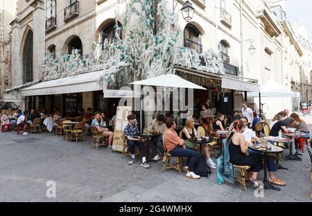 Das Café Le Paradis ist ein traditionelles französisches Café im Pariser Viertel Les Halles. Stockfoto