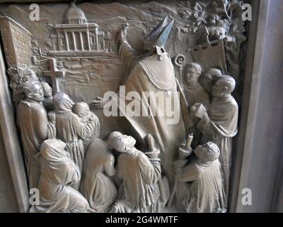 Oropa, Italien - 23. juni 2021: Ein marmornes Flachrelief auf dem zentralen Altar des Heiligtums. Stockfoto