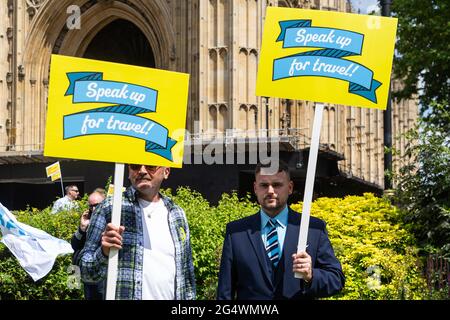 London, Großbritannien. Juni 2021. LONDON, GROSSBRITANNIEN. JUNI. Mitglieder der Reisebranche veranstalten am Dienstag, den 22. Juni 2021, eine Demonstration zu College Green, in der die Regierung aufgefordert wird, weitere internationale Routen für Reisen auf College Green, London, Großbritannien, zu eröffnen. (Kredit: Tejas Sandhu) Kredit: MI Nachrichten & Sport /Alamy Live Nachrichten Stockfoto