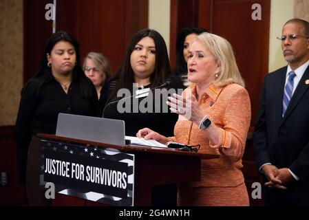 Vanessa Guilléns Schwestern Lupe, links, und Mayra, Mitte, hören zu, während die US-Vertreterin Sylvia Garcia (Demokratin von Texas) während einer Pressekonferenz zur Einführung des Vanessa Guillén Military Justice Improvement and Proprovening Prevention Act am Mittwoch, den 23. Juni, im US-Kapitol in Washington, DC, 2021. Kredit: Rod Lamkey/CNP /MediaPunch Stockfoto