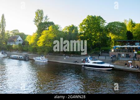 Im Sommer liegen die Boote auf dem Fluss Ouse in York Stockfoto