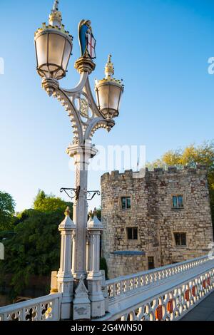 Eine verzierte Straßenlampe an der Lendal Bridge in York Stockfoto