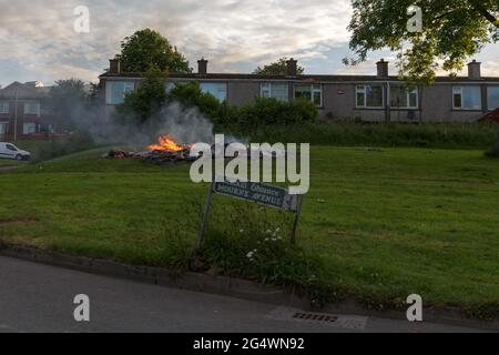 Cork, Irland. Juni 2021. Bonfire Night, Cork, Irland. Ein Lagerfeuer in der Mourne Avenue im Glen. An diesem Abend wurden in der ganzen Stadt am Abend am Abend des Heiligen Johannes Lagerfeuer angezündet. Die Brände wurden trotz der Bitte der Feuerwehr der Stadt Cork angezündet, die illegalen Brände zu stoppen, bei denen jedes Jahr mehrere Notrufe in der Nacht platziert werden. Kredit: Damian Coleman/Alamy Live Nachrichten Stockfoto