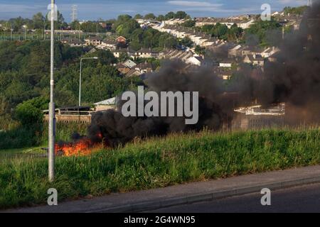 Cork, Irland. Juni 2021. Bonfire Night, Cork, Irland. Ein Lagerfeuer auf Errigal Heights im Glen. An diesem Abend wurden in der ganzen Stadt am Abend am Abend des Heiligen Johannes Lagerfeuer angezündet. Die Brände wurden trotz der Bitte der Feuerwehr der Stadt Cork angezündet, die illegalen Brände zu stoppen, bei denen jedes Jahr mehrere Notrufe in der Nacht platziert werden. Kredit: Damian Coleman/Alamy Live Nachrichten Stockfoto