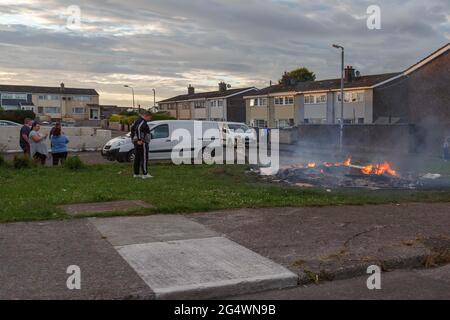 Cork, Irland. Juni 2021. Bonfire Night, Cork, Irland. Ein Lagerfeuer auf der Kilmore Road, Knocknaheeney. An diesem Abend wurden in der ganzen Stadt am Abend am Abend des Heiligen Johannes Lagerfeuer angezündet. Die Brände wurden trotz der Bitte der Feuerwehr der Stadt Cork angezündet, die illegalen Brände zu stoppen, bei denen jedes Jahr mehrere Notrufe in der Nacht platziert werden. Kredit: Damian Coleman/Alamy Live Nachrichten Stockfoto