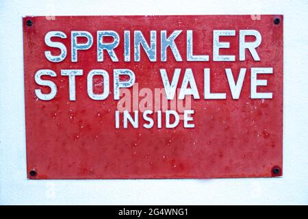 Schild „Sprinkler-Absperrschieber Innen“ Stockfoto