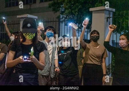 Hongkong, China. Juni 2020. Unterstützer beleuchten Handy-Fackeln in Richtung des Hauptquartiers der Apple Daily Pro-Demokratie-Zeitung Apple Daily wird ihre Arbeit ab dem 24. Juni einstellen, nachdem die Behörden ein nationales Sicherheitsgesetz verwendet haben, um ihre Top-Redakteure zu verhaften und Unternehmensvermögen einzufrieren. Kredit: SOPA Images Limited/Alamy Live Nachrichten Stockfoto