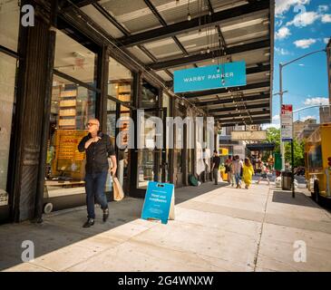 New York, USA. Juni 2021. Das Warby Parker Brillen-Geschäft im Meatpacking District in New York am Mittwoch, den 23. Juni 2021. Warby Parker ais meldete, ein erstes öffentliches Angebot beantragt zu haben. (ÂPhoto von Richard B. Levine) Quelle: SIPA USA/Alamy Live News Stockfoto