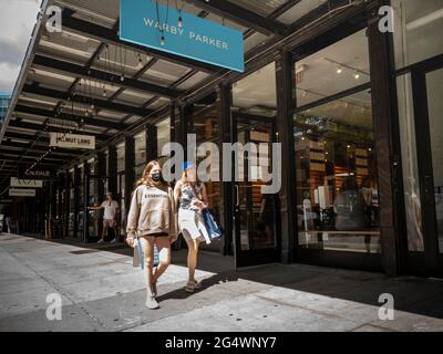 New York, USA. Juni 2021. Das Warby Parker Brillen-Geschäft im Meatpacking District in New York am Mittwoch, den 23. Juni 2021. Warby Parker ais meldete, ein erstes öffentliches Angebot beantragt zu haben. (Foto von Richard B. Levine) Quelle: SIPA USA/Alamy Live News Stockfoto