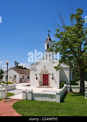 Die St. Vincent De Paul Catholic Church in Tallassee, Alabama, USA, sieht aus wie eine typische kleine oder kleine weiße Kirche, die oft im Süden zu finden ist. Stockfoto