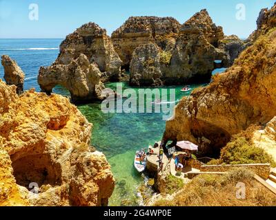 De Lagos a Ponta da Piedade Algarve, las rocas talladas por el viento las calas, cuevas y túneles lo convierten en un lugar increíblemente hermoso Stockfoto