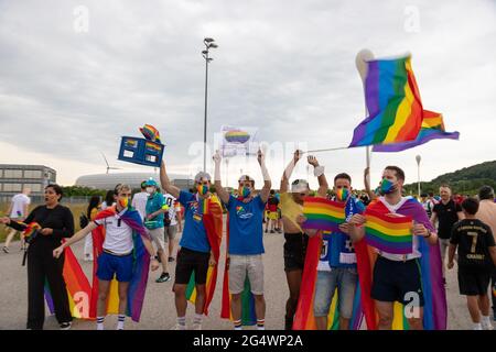 LGBTQ Aktivist*innen teilen am 23. Juni 2021 in München an die ankommenden Fans Regenbögen Fähnchen. Anlass war, dass die UEFA im Vorfeld verboten hatte, dass die Allianz Arena während des Spiels Deutschland gegen Ungarn in Regenbogen Farben leuchtet. * LGBTQ-Aktivisten übergeben am 23. Juni 2021 Regenbogenfahnen an Fans in München. Die UEFA hat es verboten, die Allianz Arena während des Euro 2020-Spiels Deutschland gegen Ungarn in Regenbogenfarben erstrahlen zu lassen. (Foto: Alexander Pohl/Sipa USA) Quelle: SIPA USA/Alamy Live News Stockfoto