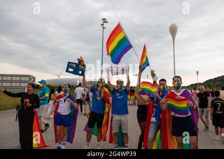 LGBTQ Aktivist*innen teilen am 23. Juni 2021 in München an die ankommenden Fans Regenbögen Fähnchen. Anlass war, dass die UEFA im Vorfeld verboten hatte, dass die Allianz Arena während des Spiels Deutschland gegen Ungarn in Regenbogen Farben leuchtet. * LGBTQ-Aktivisten übergeben am 23. Juni 2021 Regenbogenfahnen an Fans in München. Die UEFA hat es verboten, die Allianz Arena während des Euro 2020-Spiels Deutschland gegen Ungarn in Regenbogenfarben erstrahlen zu lassen. (Foto: Alexander Pohl/Sipa USA) Quelle: SIPA USA/Alamy Live News Stockfoto