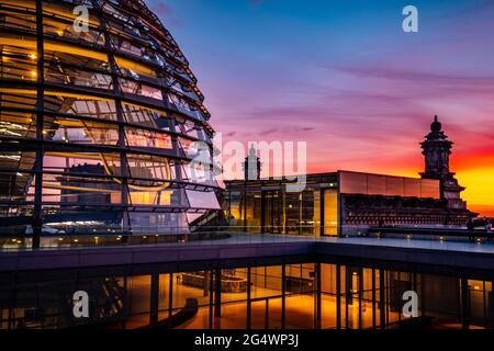 Reichstag große Glaskuppel und Dachterrasse bei Sonnenuntergang Stockfoto