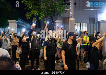 Hongkong, China. 23. Juni 2020. p>Supporters beleuchten Handy-Fackeln in Richtung des Hauptquartiers der Apple Daily newspaperÂ .Pro-Demokratie-Zeitung Apple Daily wird den Betrieb ab dem 24. Juni einstellen, nachdem die Behörden ein nationales Sicherheitsgesetz verwendet haben, um ihre Top-Redakteure zu verhaften und Unternehmensvermögen einzufrieren. â Â Credit: Geovien so/SOPA Images/ZUMA Wire/Alamy Live News Stockfoto