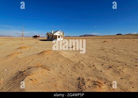 Nationalpark Tsau ǁKhaeb (Sperrgebiet): Verlassener Bahnhof 'Garub' in der Wüste Namib, Region Karas, ǁKharas, Namibia Stockfoto