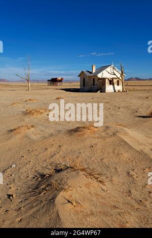 Nationalpark Tsau ǁKhaeb (Sperrgebiet): Verlassener Bahnhof 'Garub' in der Wüste Namib, Region Karas, ǁKharas, Namibia Stockfoto